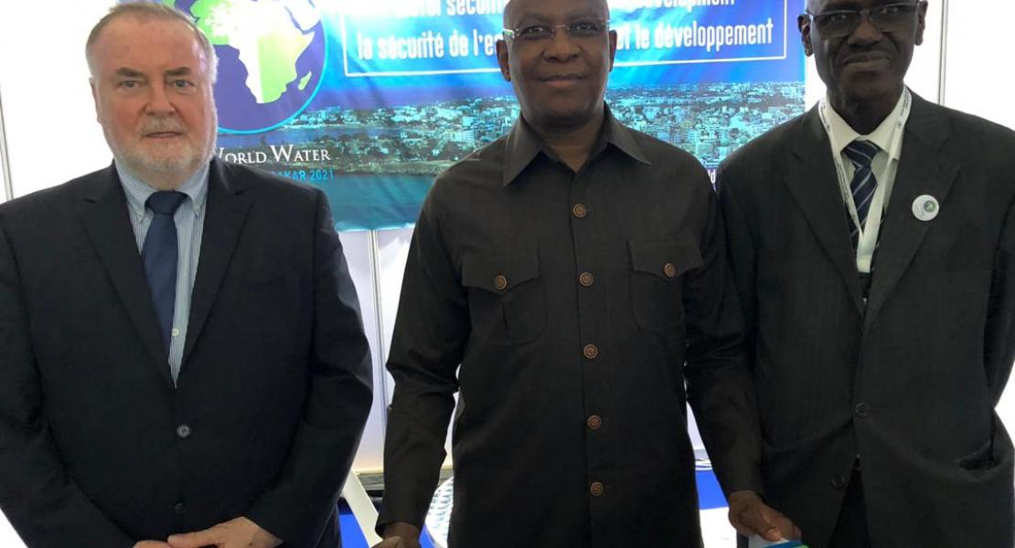 Visite de Monsieur Serigne Mbaye Thiam, Ministre de l’Eau et de l’Assainissement au stand du 9eme Forum mondial de l’eau au Congrès de l’Association Africaine de l’eau à Kampala, en compagnie de Loïc Fauchon, Président du Conseil mondial de l’Eau et Abdoulaye Sene, Secrétaire Exécutif du 9eme Forum mondial de l’eau